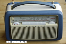 Einer der ersten Transistorempfänger. Das Gehäuse stammt noch von dem Röhrenmodell.